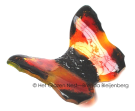 Vlinder in oranje en rood glas met zwarte randen