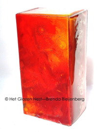 Glazen urn in rood en geel