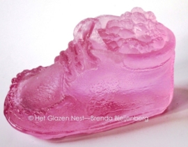 kinderschoentje in roze glas