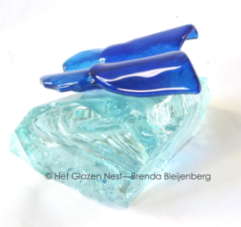 blauwe vlinder op glasbrok