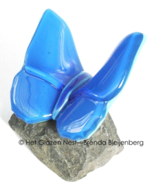Glazen vlinder in rustig aqua blauw