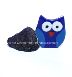 kleine uil in blauwe handgevormde steen