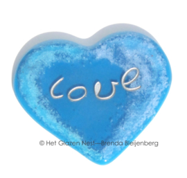 speels blauw hart met de tekst "love"