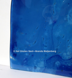 Glazen rivier in speels blauw