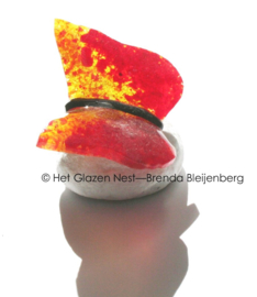 Kleine rood en gele vlinder van glas