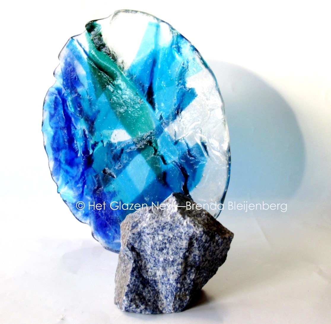 blauwe cirkel in grillig glas