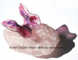 Roze vlinder op rozenkwarts