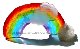 Regenboog met wolkjes als gedenkobject in glaskunst