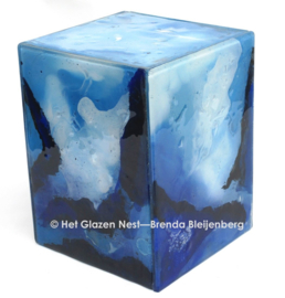 Blauwe urn van glaskunst