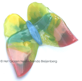 Vlinder in roze, geel en groen glas