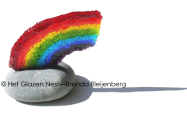 Glazen regenboog in steen