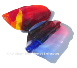 Vlinder in rood en blauw glas
