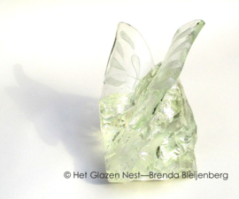 Dansende vlinder op glas