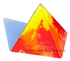 Piramide in rood glas