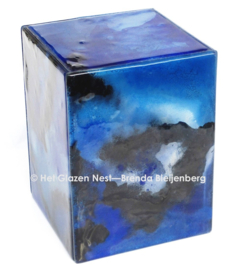 Glazen urn in blauwe glaskunst