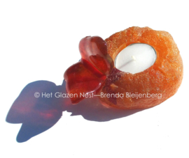 Oranje glazen vlindertje op oranje lichtje