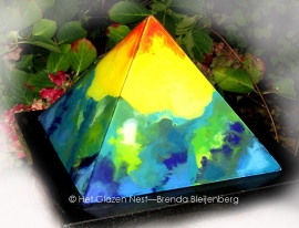 Piramide met een prachtig landschap in blauw, groen, geel en oranjerood