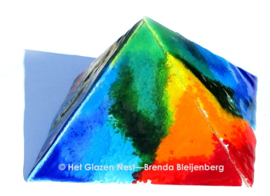 Piramide in bonte kleuren