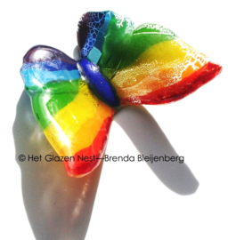 Speelse regenboog vlinder van glas
