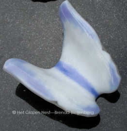 Witte glas vlinder met lavendel randen