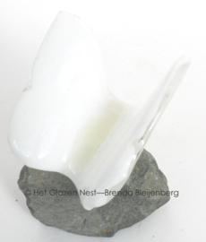 Witte vlinder in glas op basalt steentje