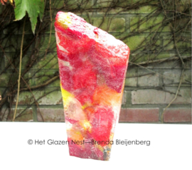 sculptuur in rood en geel