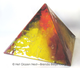 piramide urn in bruin en geel