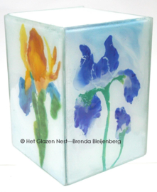 Glazen urn met geschilderde lelies