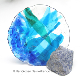 blauwe cirkel in grillig glas