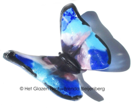 Aparte vlinder in blauw en paars glas
