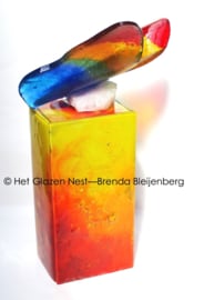 Kleurige vlinder op urn van glaskunst