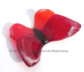 Glazen vlinder in rode kleuren met witte stipjes