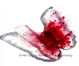 Glazen vlinder met rood en roze accenten