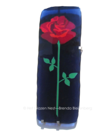 rode roos in blauw