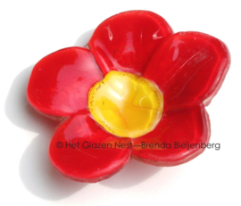 Rode bloem met geel hartje van glas