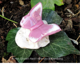 Kleine roze vlinder met witte accenten