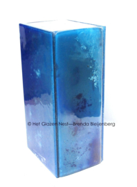 Blauw glazen zuil als urn