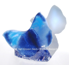Speels blauw vlindertje op blauw glas