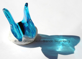 Vlinder in aquablauw glas