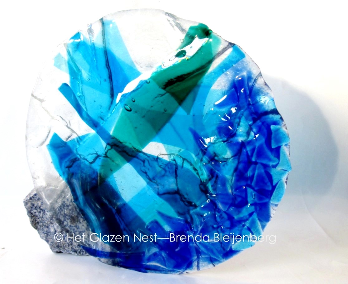 blauwe cirkel in grillig glas