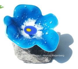 Blauwe bloem in glaskunst
