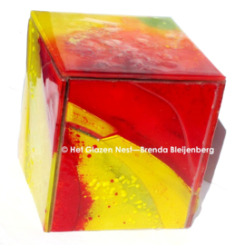 Glazen urn in bonte kleuren