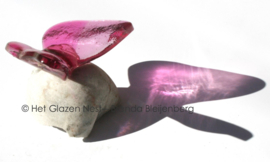 Kleine roze vlinder op kei