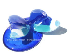 blauwe vlinder op blauw glas