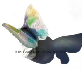 Kleine glazen vlinder in zachte kleuren