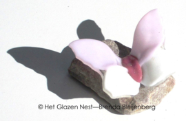 Roze en witte vlinder op steentje