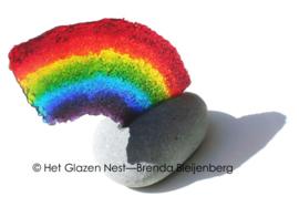 Glazen regenboog in steen