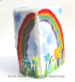 Glaskunst urn "Bloemen onder de regenboog"