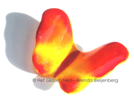 Oranje glazen vlinder met roze accenten