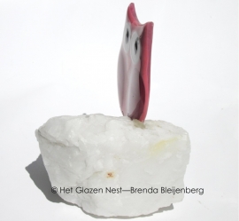 Roze uiltje op bergkristal